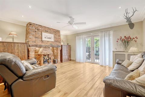 3 bedroom house for sale, Sewardstone Road, Waltham Abbey E4