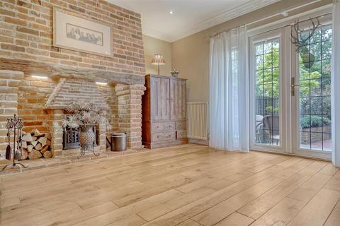 3 bedroom house for sale, Sewardstone Road, Waltham Abbey E4