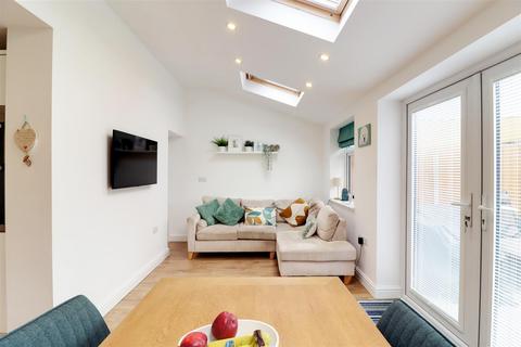 2 bedroom semi-detached house for sale, Hathersage Road, Hull