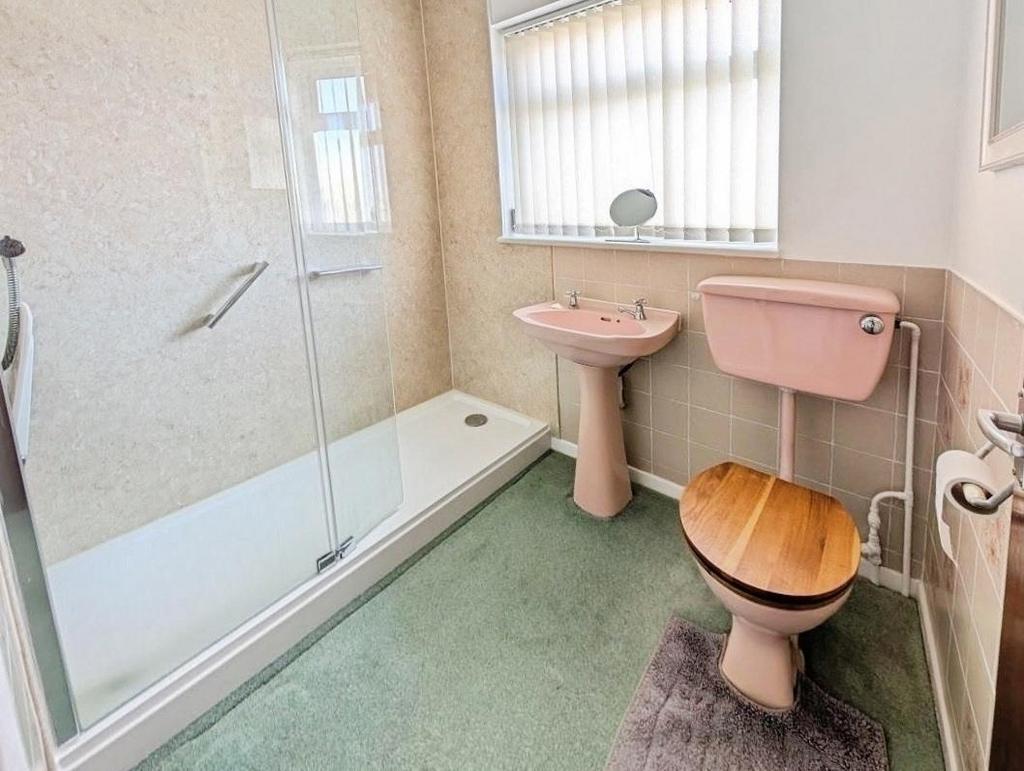Pbox-bathroom-322398.jpg