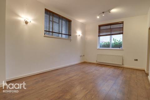 2 bedroom apartment to rent, High Street, ROMFORD