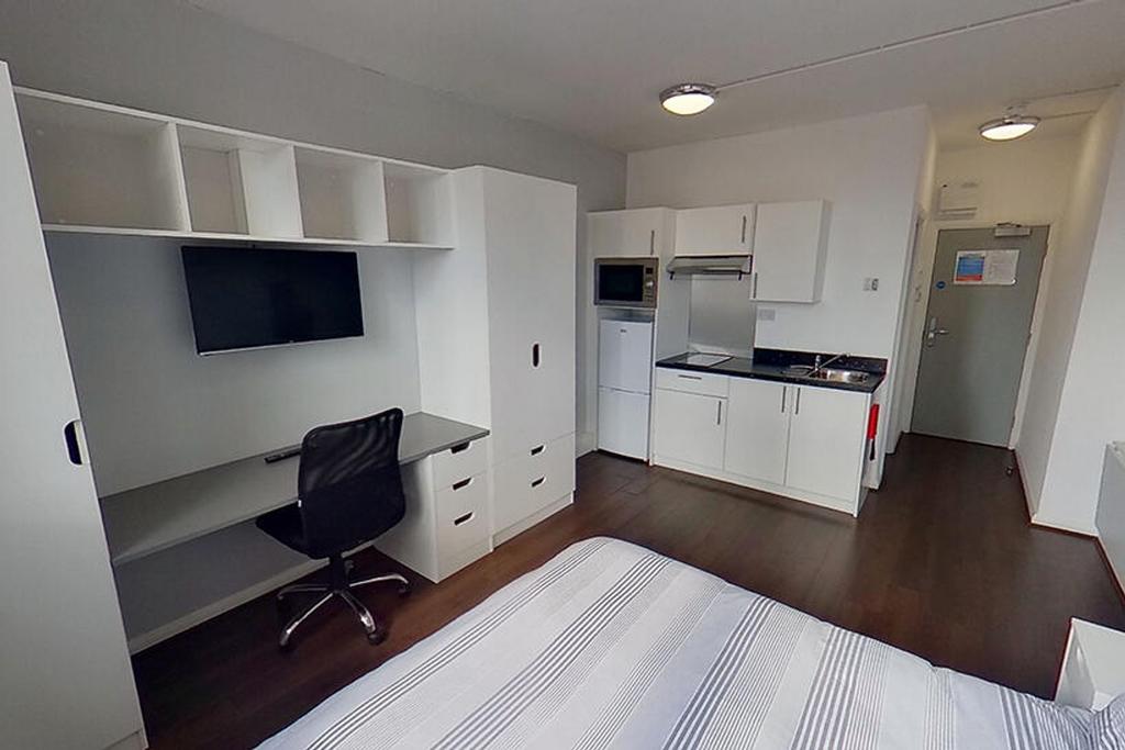 This stylish double bedroom features a modern d...