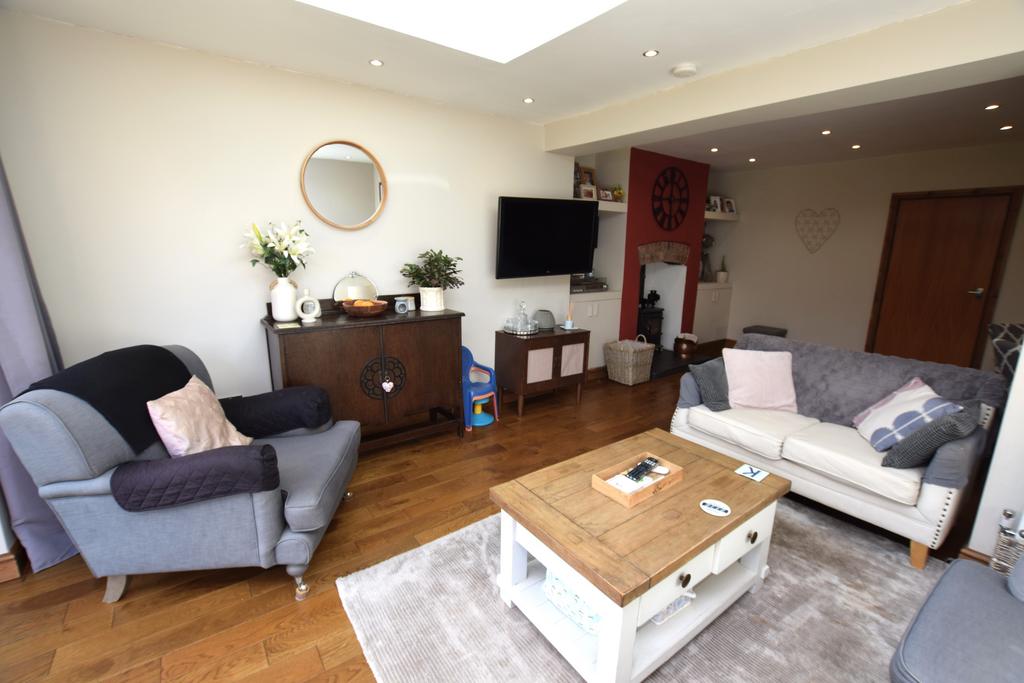Open plan lounge/dining room and kitchen