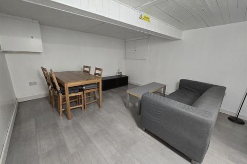 2 bedroom terraced house to rent, Manchester Road, Ashton-Under-Lyne OL5