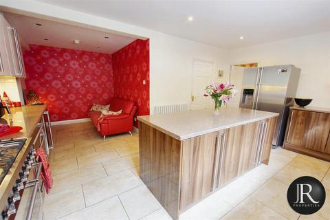 26 Pinetrees, Rugeley, WS15 1EQ
