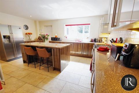 26 Pinetrees, Rugeley, WS15 1EQ