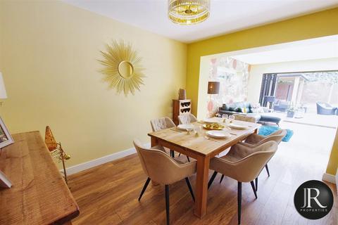 26 Pinetrees, Rugeley, WS15 1EQ