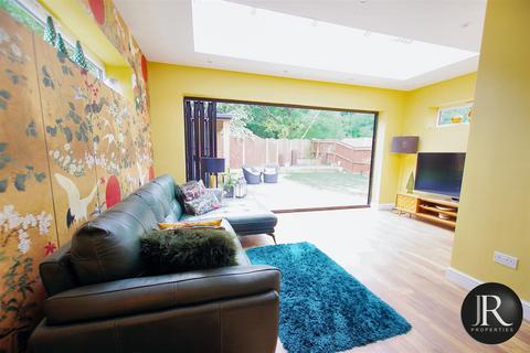 26 Pinetrees, Rugeley, WS15 1EQ