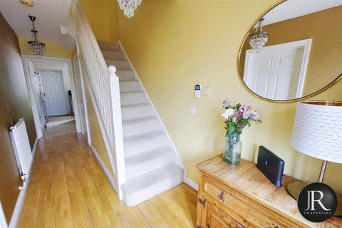 26 Pinetrees, Rugeley, WS15 1EQ