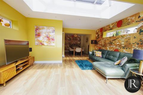 26 Pinetrees, Rugeley, WS15 1EQ