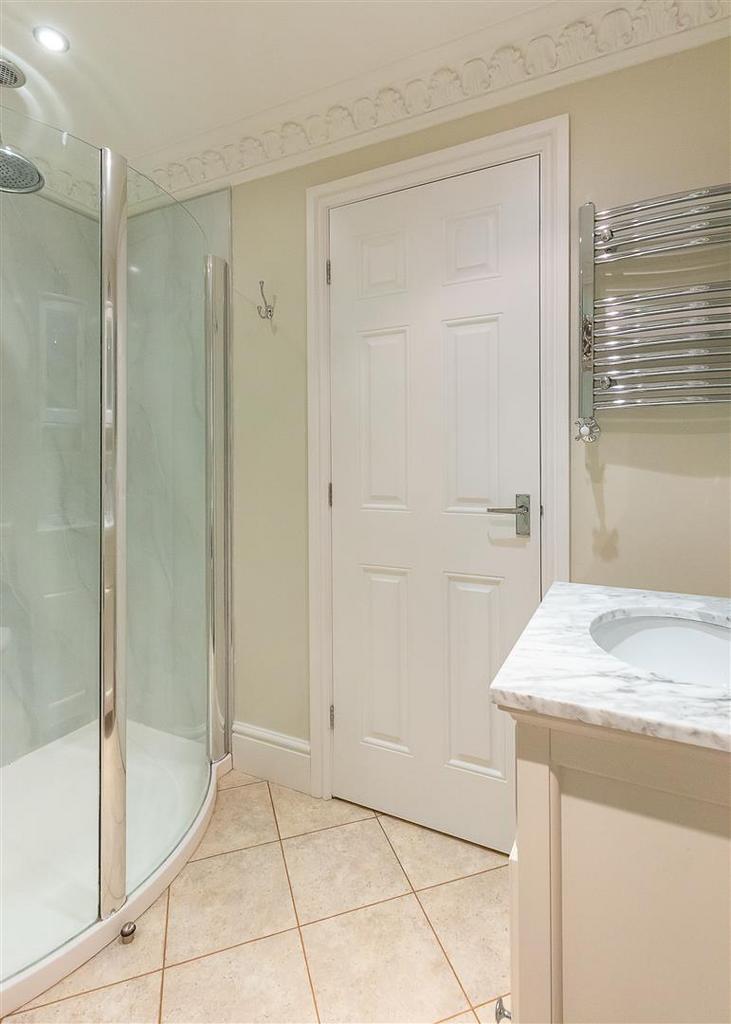 En-Suite (Bedroom 2)