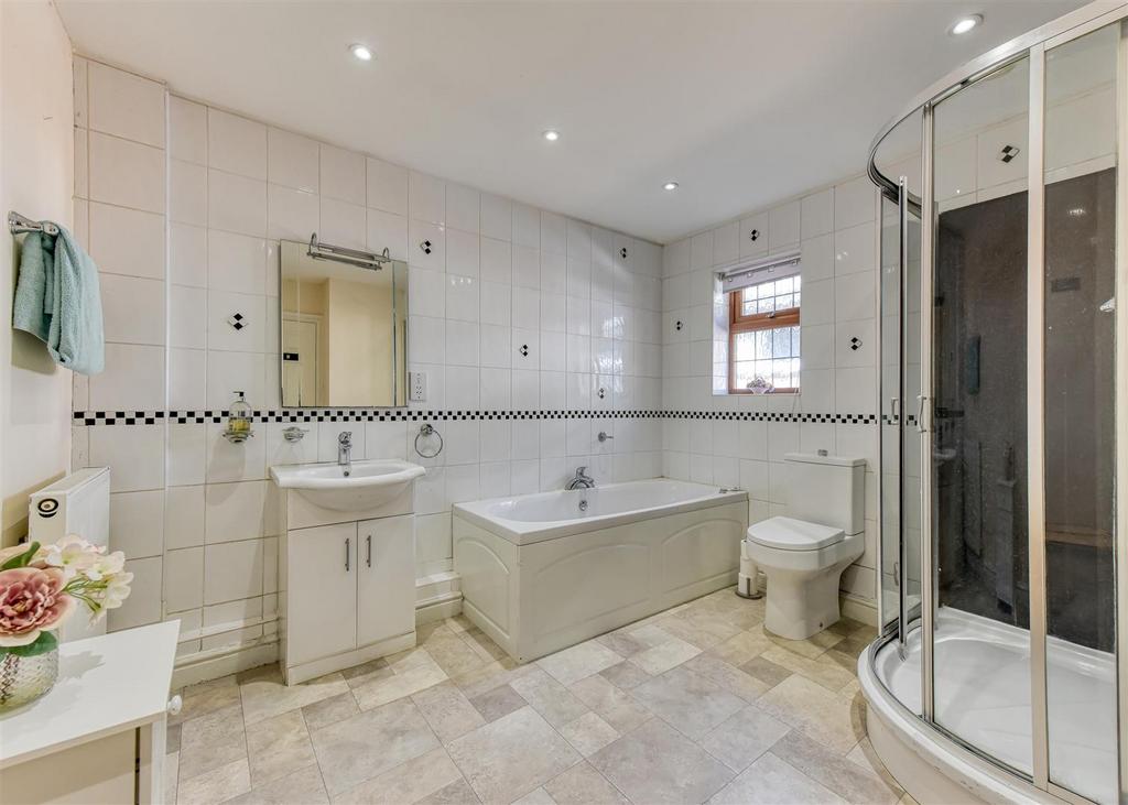 4 Shop Lane-bed1 ensuite.jpg