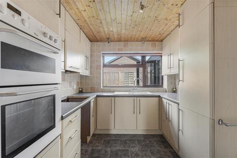 12 Hollyshaws, Stevenage, SG2 8NZ