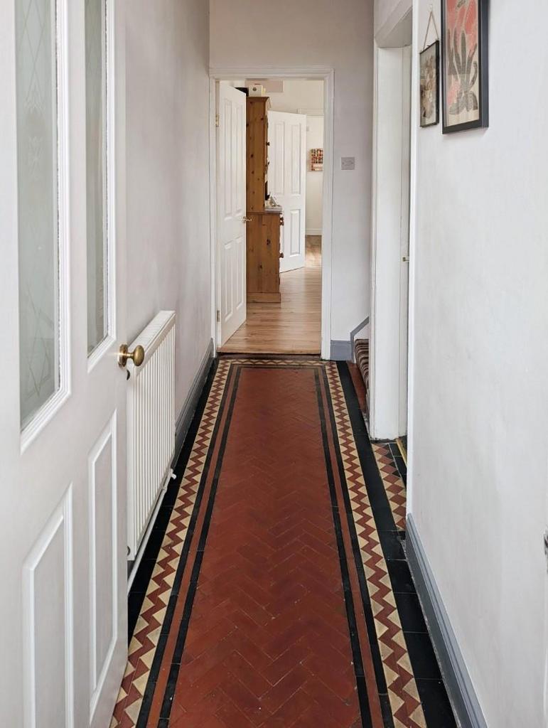 1b021e10-Hallway 201.jpg