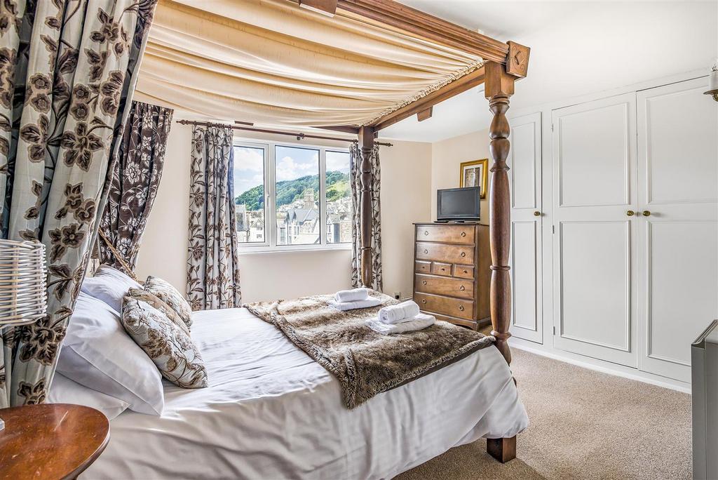 Bedroom 1.jpg