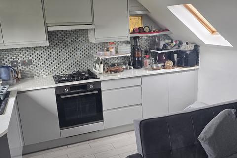 3 bedroom flat to rent, Oak Tree Dell, London NW9