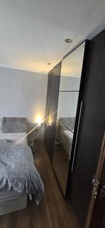 3 bedroom flat to rent, Oak Tree Dell, London NW9