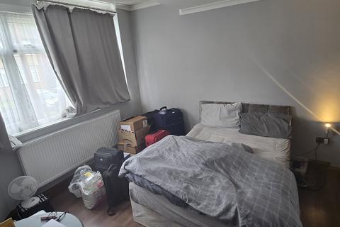 3 bedroom flat to rent, Oak Tree Dell, London NW9