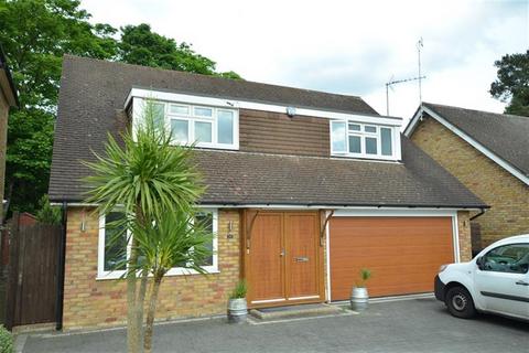 4 bedroom detached house to rent, The Summit, Loughton, IG10