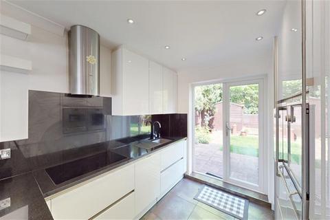 4 bedroom detached house to rent, The Summit, Loughton, IG10
