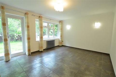 4 bedroom detached house to rent, The Summit, Loughton, IG10