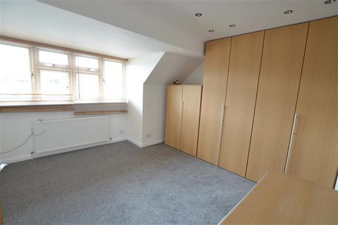 4 bedroom detached house to rent, The Summit, Loughton, IG10
