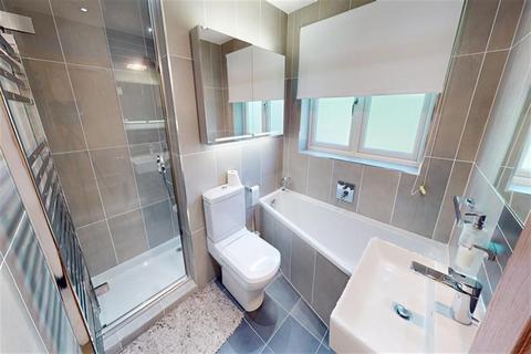 4 bedroom detached house to rent, The Summit, Loughton, IG10