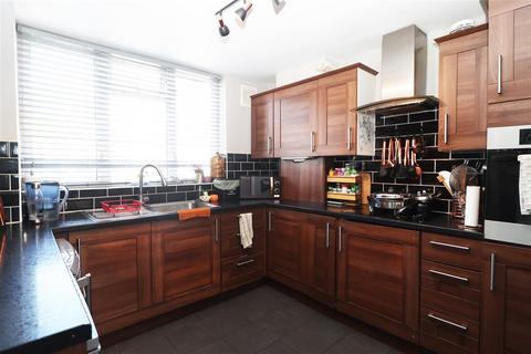 68 Redstart Close, New Addington, Croydon, CR0 0EU