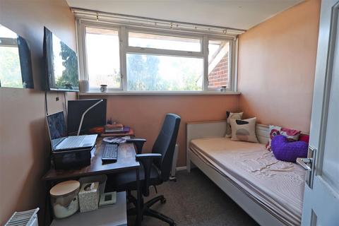 68 Redstart Close, New Addington, Croydon, CR0 0EU