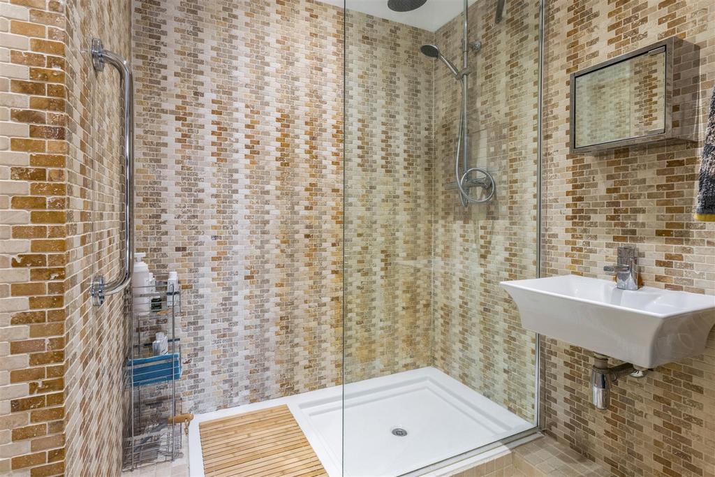 16 Wellington Court-21.jpg