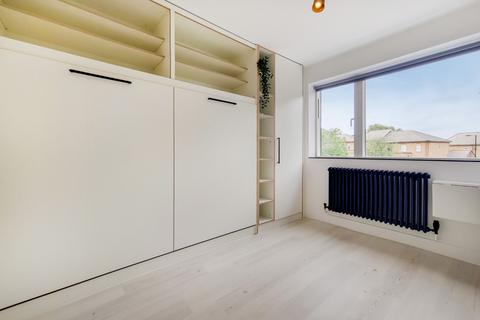 1 bedroom house of multiple occupation to rent, Hospital Way, Hither Green, SE13