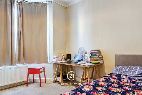 14 Glenthorne Road, London, E17 7AR