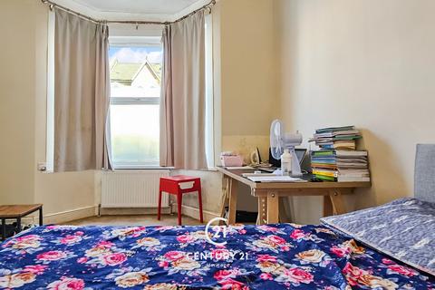 14 Glenthorne Road, London, E17 7AR