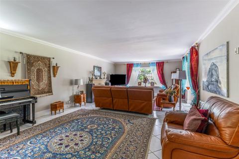 6 The Hatch, Windsor, SL4 5UD
