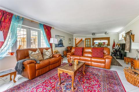 6 The Hatch, Windsor, SL4 5UD