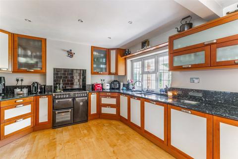 6 The Hatch, Windsor, SL4 5UD