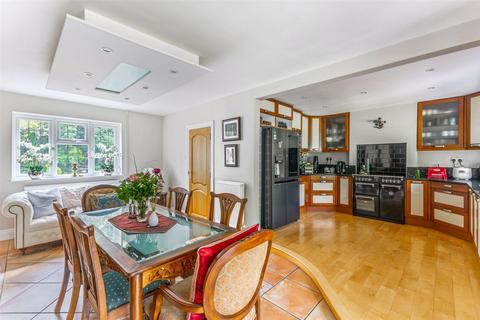 6 The Hatch, Windsor, SL4 5UD