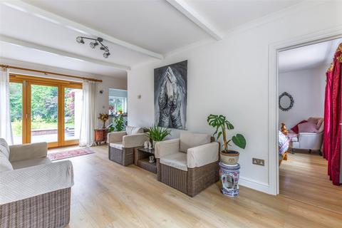 6 The Hatch, Windsor, SL4 5UD