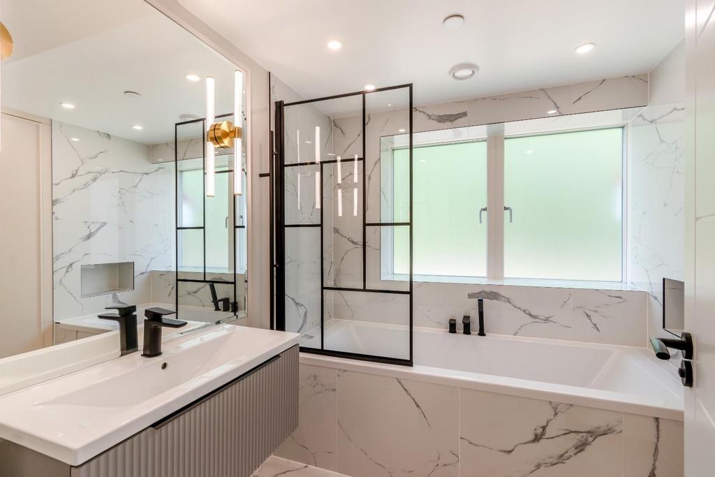 8646030-interior41.jpg