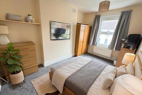 3 bedroom flat to rent, Loveridge Road, London, NW6