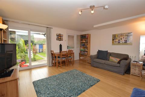 3 bedroom terraced house to rent, Bellingham Walk