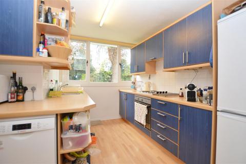 3 bedroom terraced house to rent, Bellingham Walk