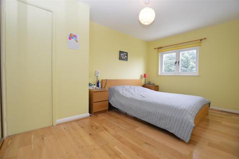 3 bedroom terraced house to rent, Bellingham Walk