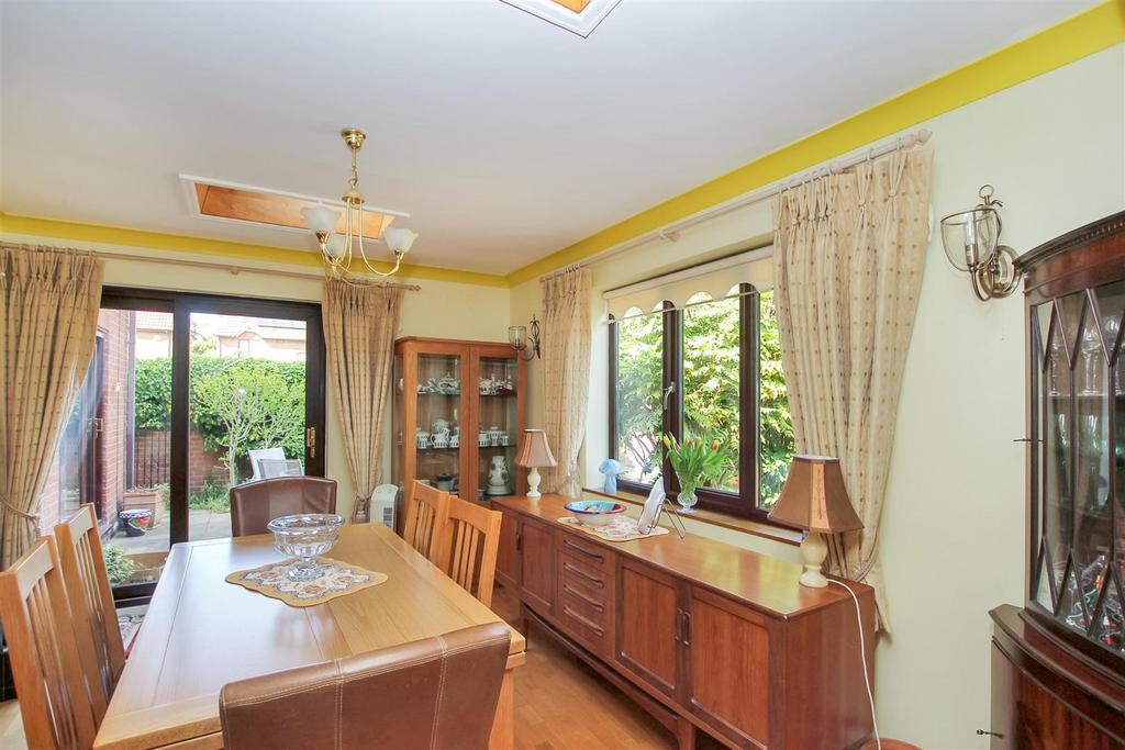 Dining Area - b.JPG