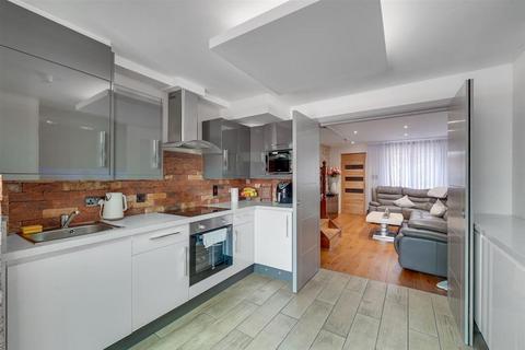 12 Latham Close, London, E6 5SF