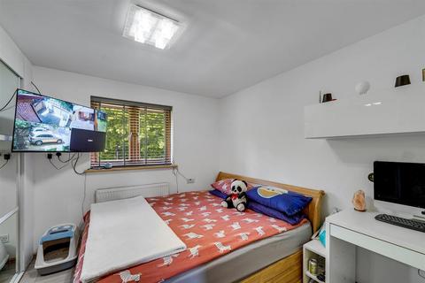 12 Latham Close, London, E6 5SF