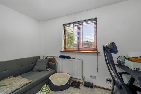 12 Latham Close, London, E6 5SF