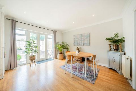 45a Bloxham Crescent, Hampton, TW12 2QG