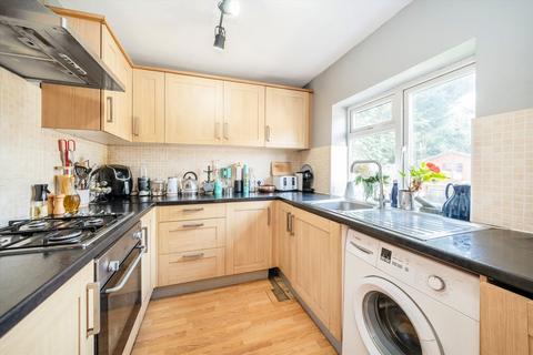 45a Bloxham Crescent, Hampton, TW12 2QG