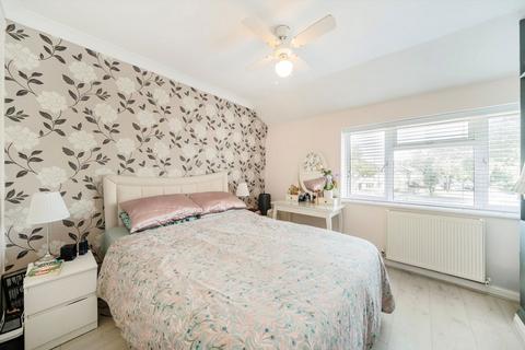 45a Bloxham Crescent, Hampton, TW12 2QG
